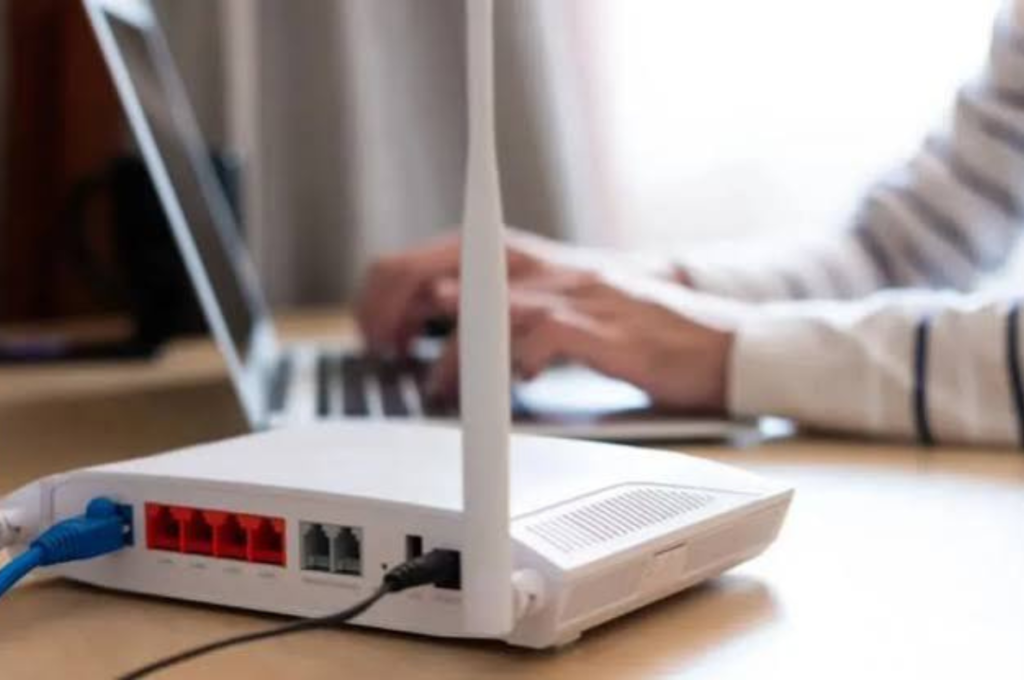 Wi-Fi की धीमी स्पीड का खतरनाक राज: ये 3 तरीके बताएंगे कौन चुपके से चला रहा आपका इंटरनेट