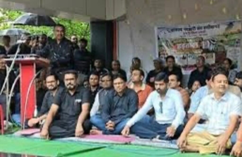 Dhamtari Patwari Strike: बड़ा संकट! 16 दिनों से ठप राजस्व कामकाज, जमीन संबंधी सेवाओं पर बढ़ा दबाव